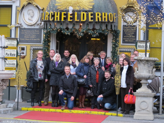 Karin, Roman, Karoline, Michael, ich, Viktoria, Eveline, Tanja, Oma, Papa, Markus, Mama, Alexandra, Katharina, Birgit, Franz und Mario beim Marchfelderhof