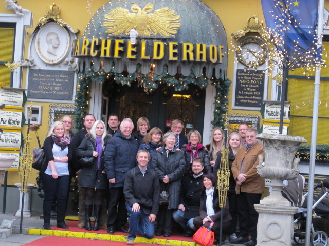 Viktoria, Karin, Roman, Karoline, Michael, Franz, Tanja, ich, Eveline, Oma, Papa, Mama, Markus, Birgit, Katharina, Alexandra, Mario und Franz beim Marchfelderhof