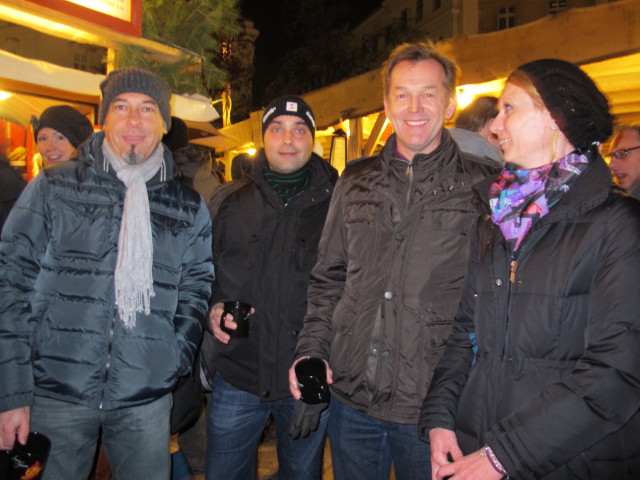 Manfred, ?, Erich und ? am Adventmarkt vor der Karlskirche