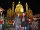 Doris und Carmen am Adventmarkt vor der Karlskirche