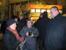 Carmen, Doris und Stefan am Adventmarkt vor der Karlskirche