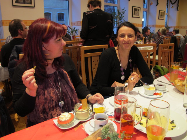 Eva und Katja im Gasthaus M&ouml;slinger