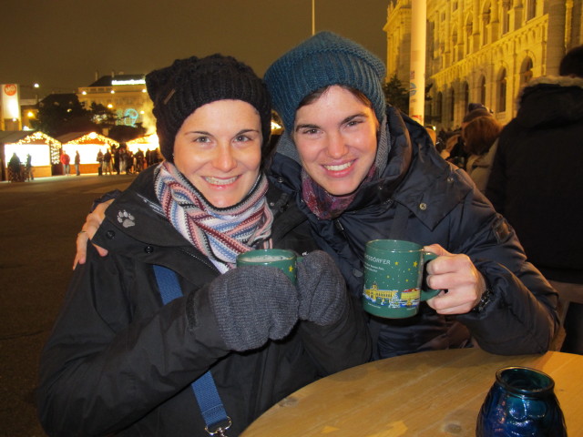 Katrin und Kerstin im Weihnachtsdorf