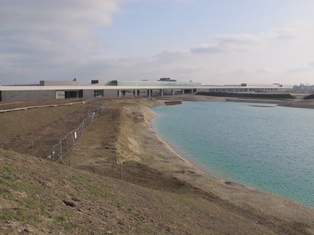 Station Seestadt von Seestadt-Pier aus