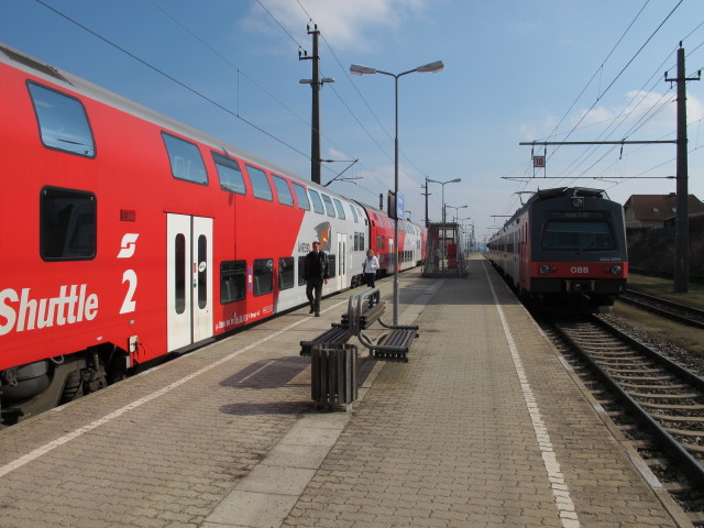 REX 2104 und R 2179 im Bahnhof Limberg-Maissau, 281 m