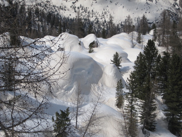 neben der Piste 'Averau - 5 Torri' (21. März)