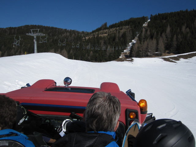 Pistengeräte-Shuttle auf der Talabfahrt Blutige Alm