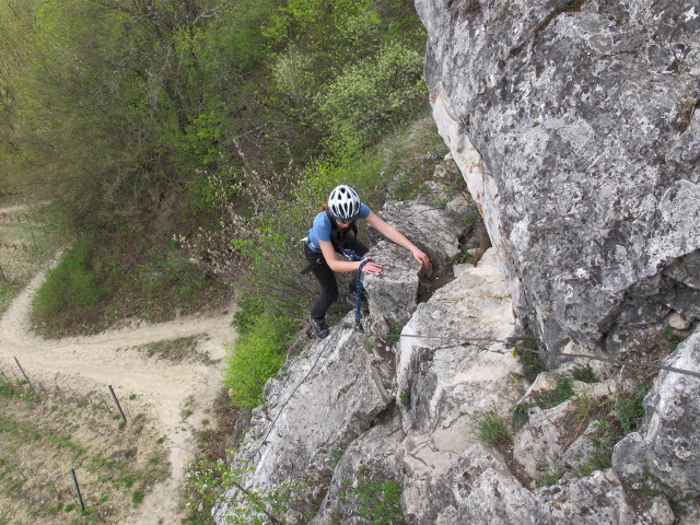 Gumpoldskirchner Klettersteig: Kathrin zwischen Querung und Umstieg