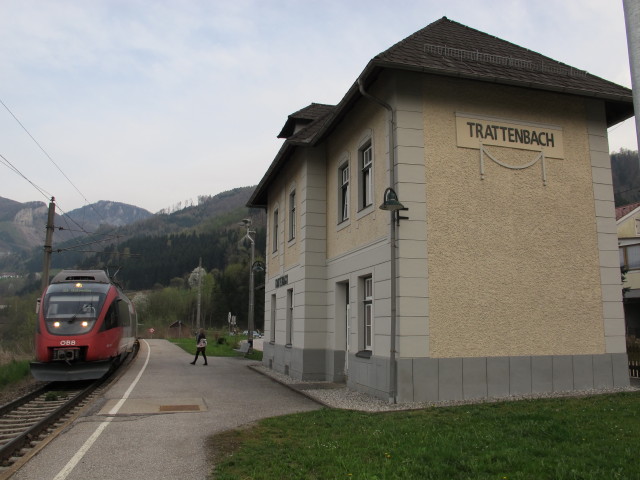 REX 3630 in der Haltestelle Trattenbach