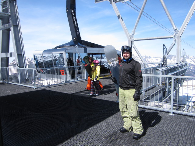 Markus in der Bergstation der Piz Val Grondabahn, 2.812 m (7. Apr.)