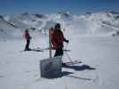 bei der Bergstation der Piz Val Grondabahn, 2.812 m (7. Apr.)