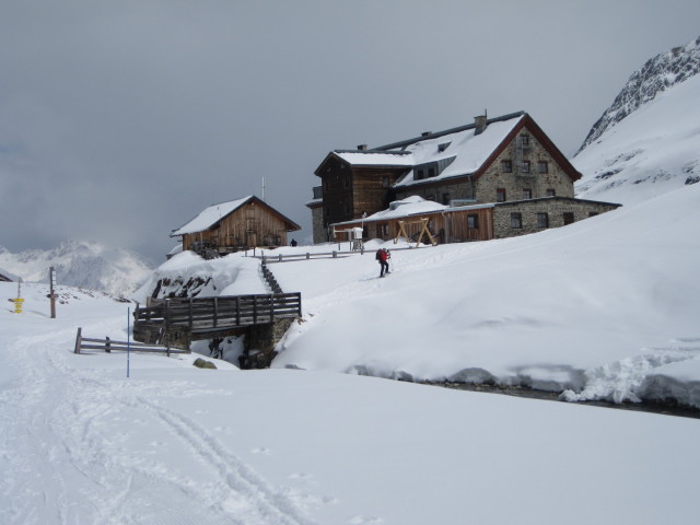 Gudrun bei der Franz-Senn-Hütte, 2.149 m (16. Apr.)