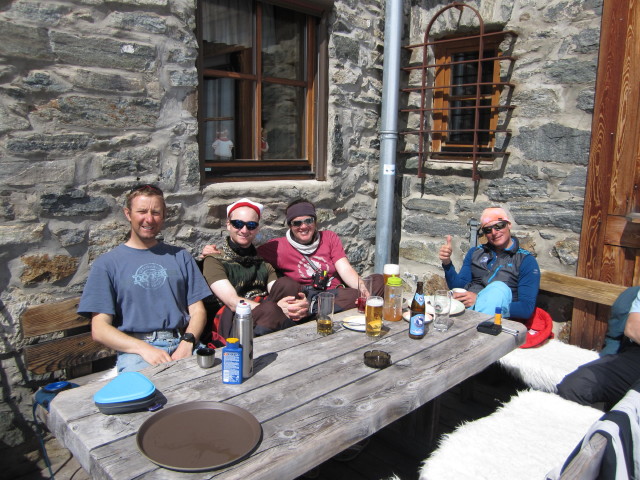 Ich, Christoph, Gudrun und Kai bei der Franz-Senn-H&uuml;tte, 2.149 m (17. Apr.)