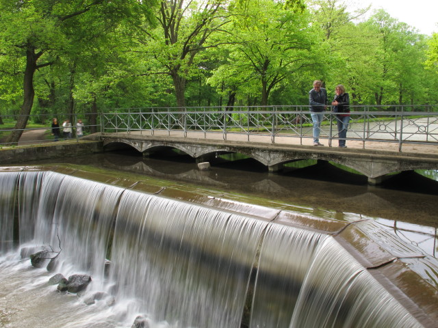 Papa und Mama beim Wasserfall