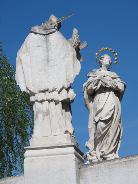 Stiegenaufgang mit Heiligenfiguren am Kirchenplatz in Wolkersdorf, 178 m