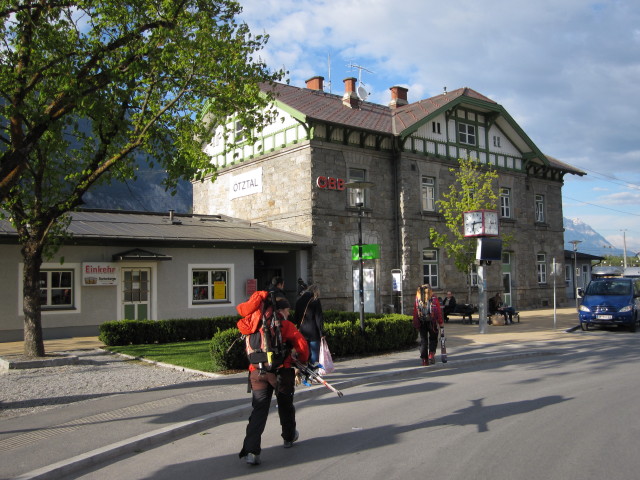 Gudrun und Christoph beim Bahnhof &Ouml;tztal, 692 m (19. Apr.)