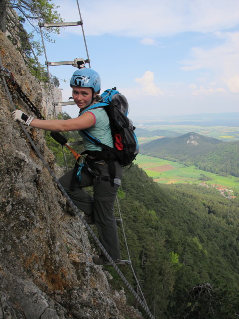 Gebirgsvereins-Klettersteig: Diana auf der Hängeleiter