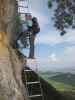 Gebirgsvereins-Klettersteig: Diana auf der Hängeleiter