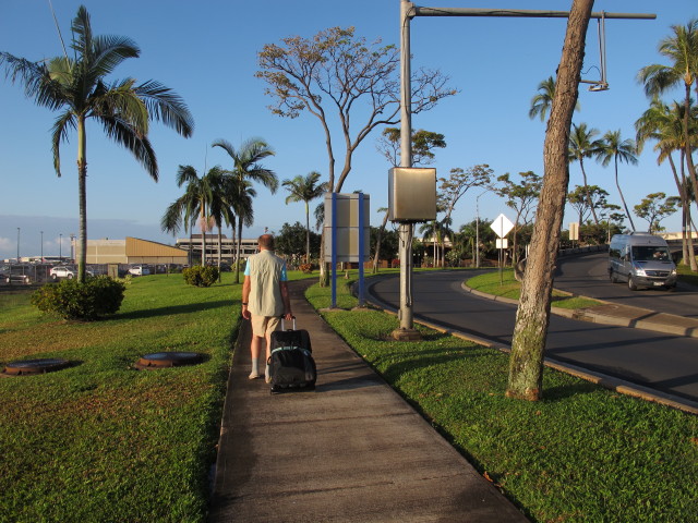 Papa beim Honolulu International Airport, 4 m (10. Mai)