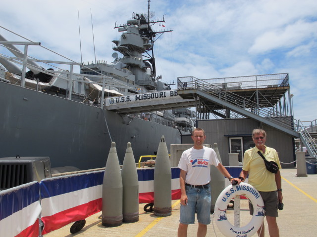 Ich und Papa bei der USS Missouri (22. Mai)