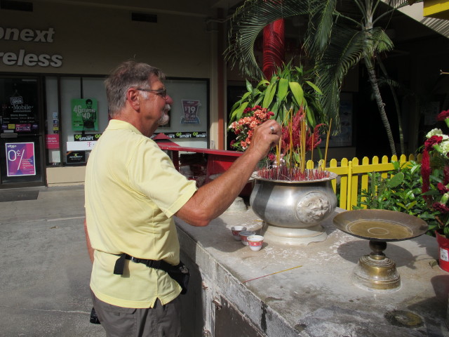 Papa in der Chinatown Cultural Plaza (22. Mai)