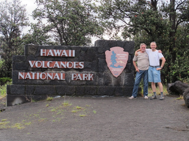 Papa und ich beim Westeingang des Hawaii Volcanoes National Park (14. Mai)
