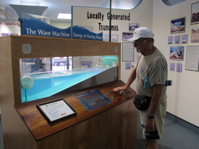 Papa im Pacific Tsunami Museum (15. Mai)