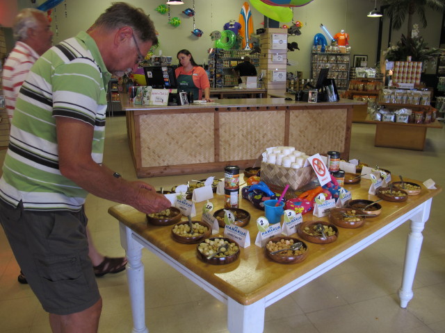 Papa in der Hamakua Macadamia Nut Company (17. Mai)