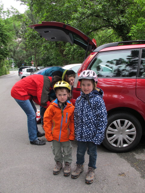 Kerstin, Tim, Stefan, Anja-Liv und Katja-Lin am Parkplatz