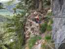 Peter Kofler-Klettersteig: Carmen auf der Seilbrücke im zweiten Teil