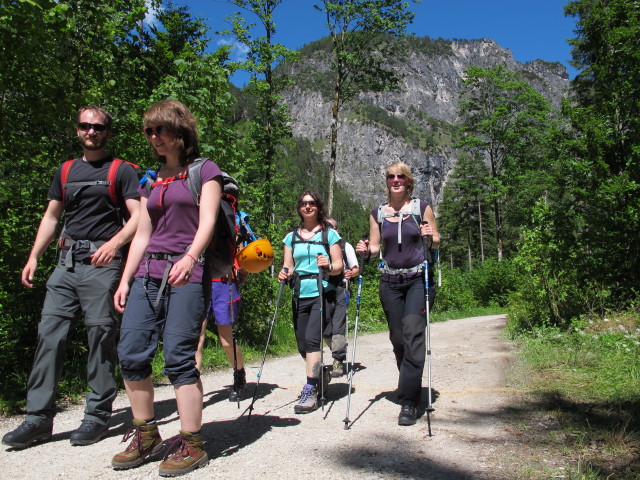 Lukas, Hannelore, Katarina, Doris, Erich und Petra auf Weg 201 zwischen Krumme Steyr und Polsterlucke (6. Juni)
