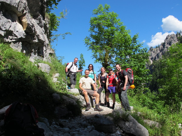 Erich, ich, Doris, Petra, Katarina, Hannelore und Lukas auf Weg 201 beim Klinserfall (6. Juni)