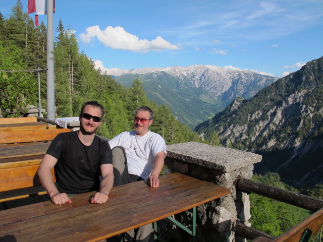Lukas und Erich beim Prielschutzhaus, 1.420 m (6. Juni)