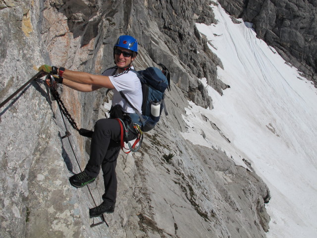Bert-Rinesch-Klettersteig: Christian zwischen 'Lokomotive' und &uuml;berh&auml;ngender Abkletter-Leiter (7. Juni)