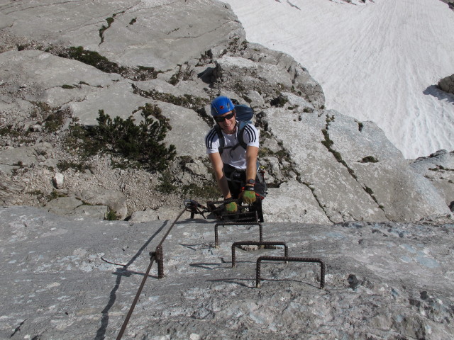 Bert-Rinesch-Klettersteig: Christian auf der &uuml;berh&auml;ngenden Abkletter-Leiter (7. Juni)