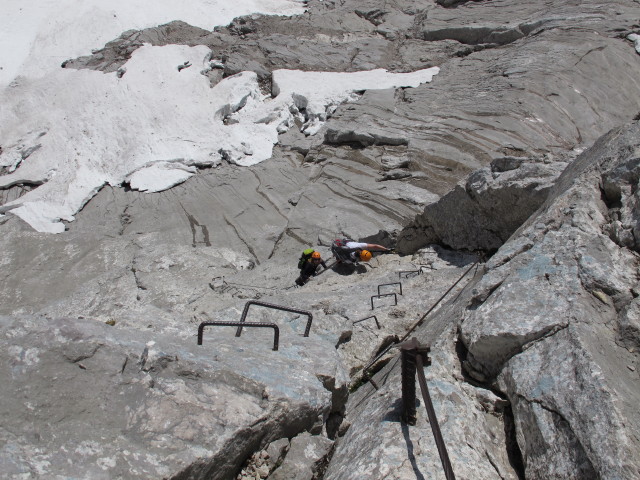 Bert-Rinesch-Klettersteig: Sabrina und Hannelore in der 1. steilen und langen Wandstufe (7. Juni)