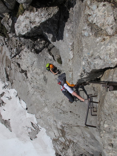 Bert-Rinesch-Klettersteig: Hannelore und Sabrina in der 1. steilen und langen Wandstufe (7. Juni)