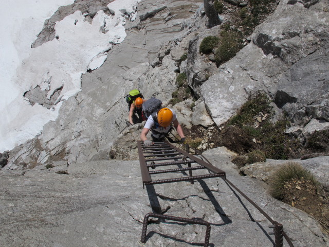 Bert-Rinesch-Klettersteig: Sabrina und Hannelore in der 1. steilen und langen Wandstufe (7. Juni)
