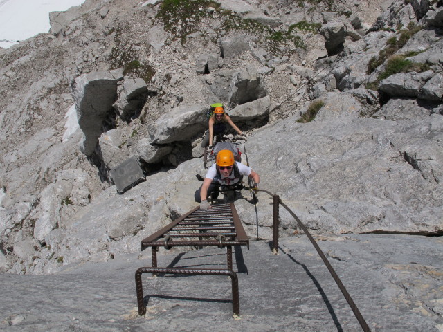 Bert-Rinesch-Klettersteig: Sabrina und Hannelore in der 2. steilen und langen Wandstufe (7. Juni)