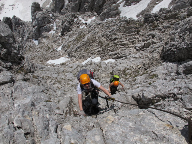 Bert-Rinesch-Klettersteig: Hannelore und Sabrina zwischen Steigbuch und S&uuml;dgrat (7. Juni)