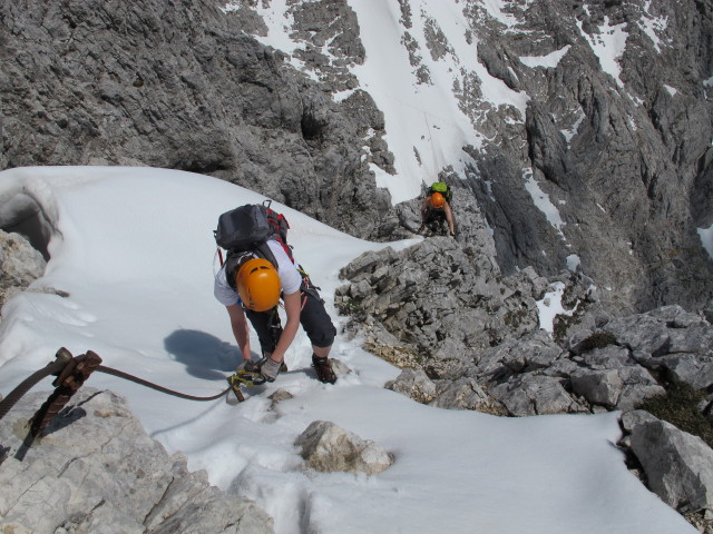Bert-Rinesch-Klettersteig: Hannelore und Sabrina zwischen Steigbuch und S&uuml;dgrat (7. Juni)