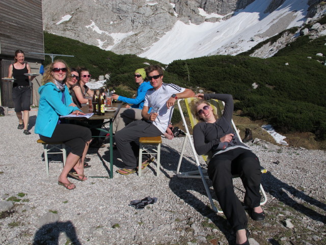 Sabrina, Doris, Hannelore, Katarina, Christian und Petra bei der Welser Hütte, 1.726 m (7. Juni)