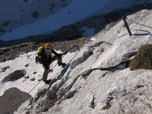 Tassilo-Klettersteig: Sabrina zwischen Einstieg und Almtaler K&ouml;pfl (8. Juni)
