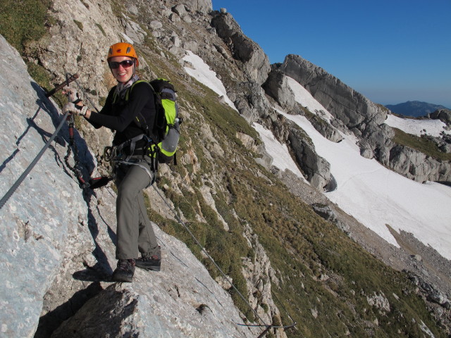 Tassilo-Klettersteig: Sabrina zwischen Einstieg und Almtaler K&ouml;pfl (8. Juni)