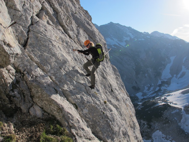 Tassilo-Klettersteig: Sabrina zwischen Einstieg und Almtaler K&ouml;pfl (8. Juni)