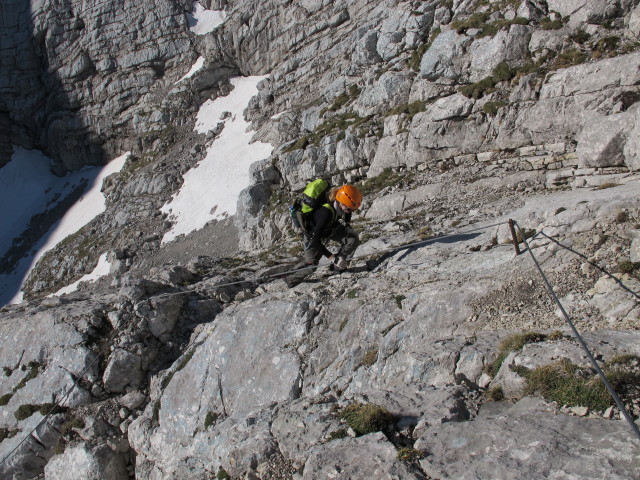 Tassilo-Klettersteig: Sabrina zwischen Einstieg und Almtaler K&ouml;pfl (8. Juni)
