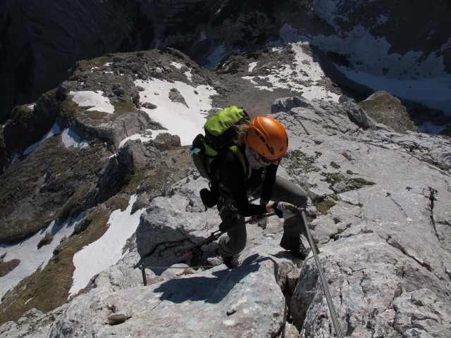 Tassilo-Klettersteig: Sabrina zwischen Einstieg und Almtaler K&ouml;pfl (8. Juni)