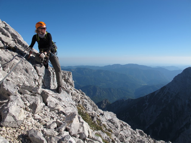 Tassilo-Klettersteig: Sabrina zwischen Einstieg und Almtaler K&ouml;pfl (8. Juni)