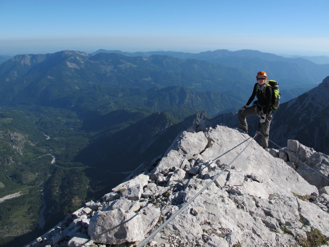 Tassilo-Klettersteig: Sabrina zwischen Einstieg und Almtaler K&ouml;pfl (8. Juni)