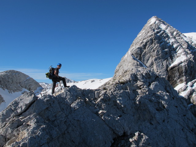 Tassilo-Klettersteig: Christian zwischen Almtaler K&ouml;pfl und Felsenfenster (8. Juni)